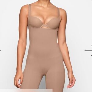 SKIMS SHAPEWEAR BUTT LIFTING OPEN BUST BODYSUIT STRONG SIZE M SIENNA